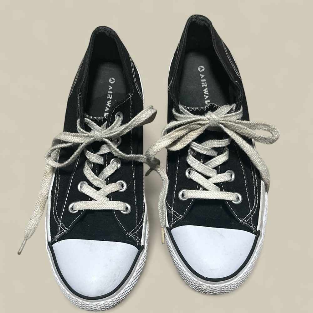 Airwalk Women's Black/White‎ Canvas Lace-Up Sneakers